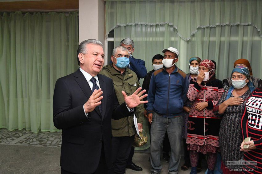 Shavkat Mirziyoyev talks with the evacuated to Gulistan