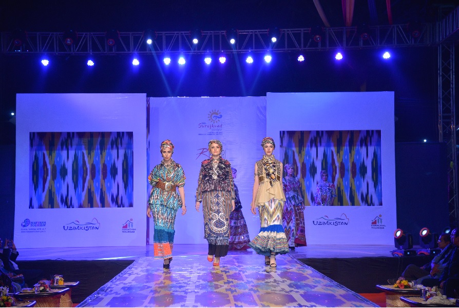 В ?ндии состоялся показ коллекции одежды на узбекскую тематику