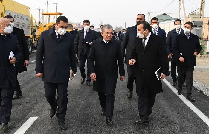 The President of Uzbekistan got acquainted with the construction of multi-storey buildings in Ferghana and with the technology of low-cost construction of internal roads