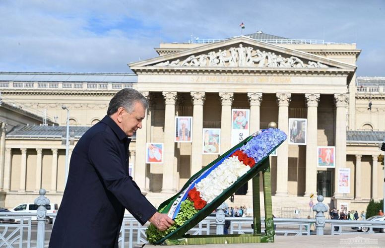 The President of Uzbekistan honors the memory of the Hungarian heroes