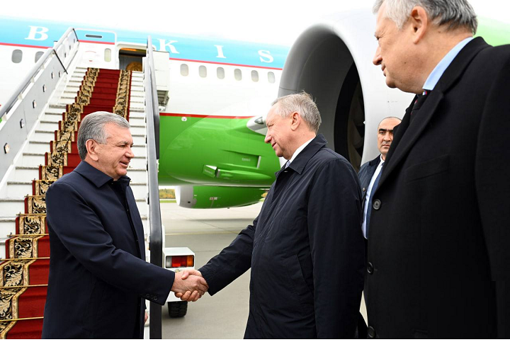 The President of Uzbekistan arrives in Saint Petersburg