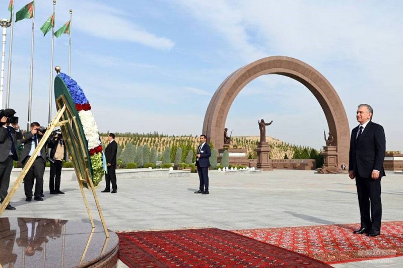 The President of Uzbekistan lays flowers at the Memorial in Ashgabat