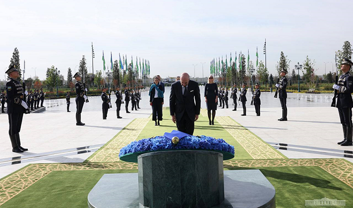 The visit of the President of the European Council began with the laying of flowers at the Independence Monument in the New Uzbekistan Park