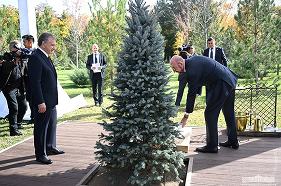 The President of the European Council plants a tree on the Alley of Honored Guests