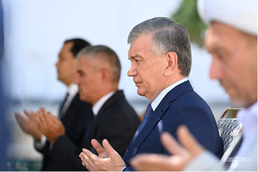 The President of Uzbekistan traditionally began his trip to Bukhara region with a visit to the Bahouddin Naqshband Mausoleum