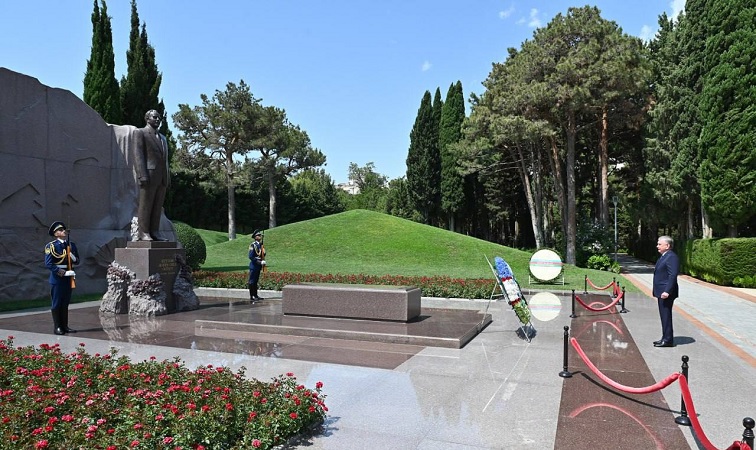 The President of Uzbekistan laid flowers at the grave of the great statesman and politician Heydar Aliyev in Baku