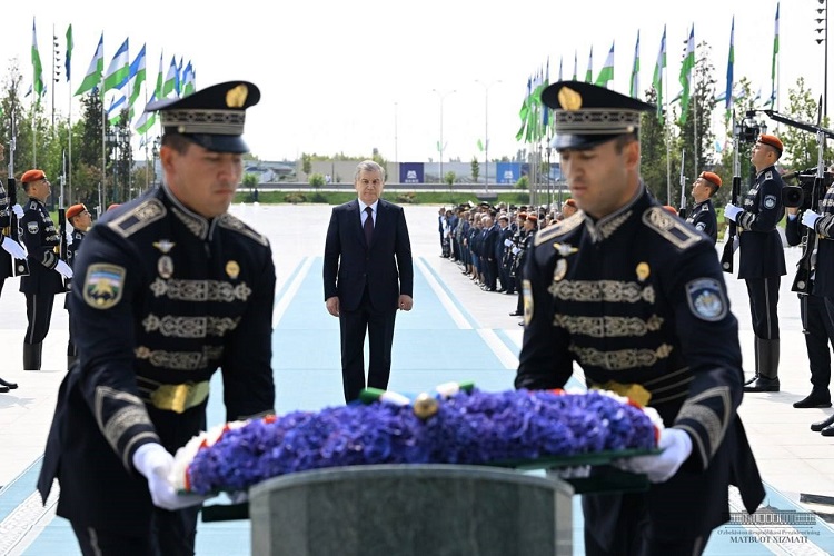 The President of Uzbekistan lays flowers at the Independence Monument