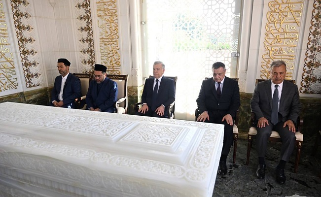 The Head of state visited the Mausoleum of Islam Karimov in the Hazrat Khizr complex in Samarkand and paid tribute to the memory of the First President