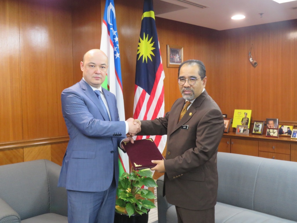 Presenting a copy of credentials to Dato' Mohd Ashri Muda, Chief of Protocol of the Ministry of Foreign Affairs of Malaysian