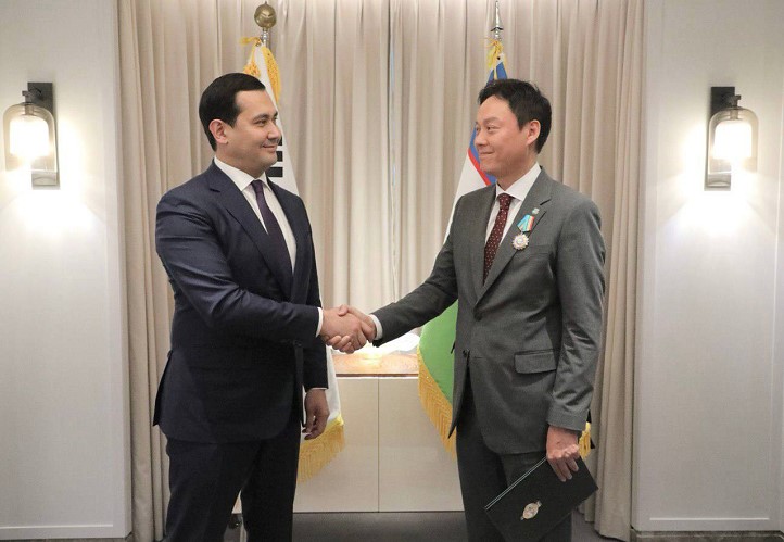 Deputy Prime Minister of Uzbekistan presented the Dustlik Order to the Senior Vice President of the Korea Uzbekistan Business Association
