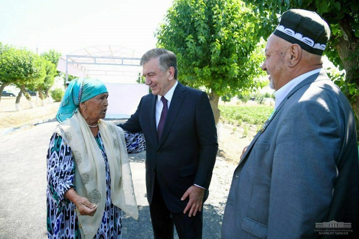 THE PRESIDENT TALKS WITH LOCAL FARMERS IN SAMARKAND
