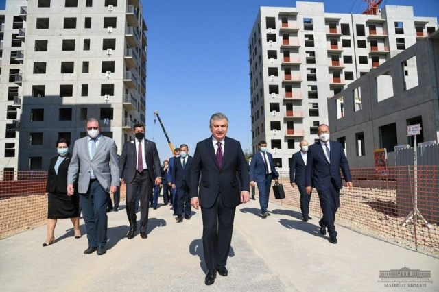 President becomes acquainted with a modern housing complex in Yashnabad