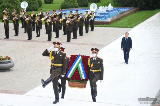 President visits Mustaqillik Square