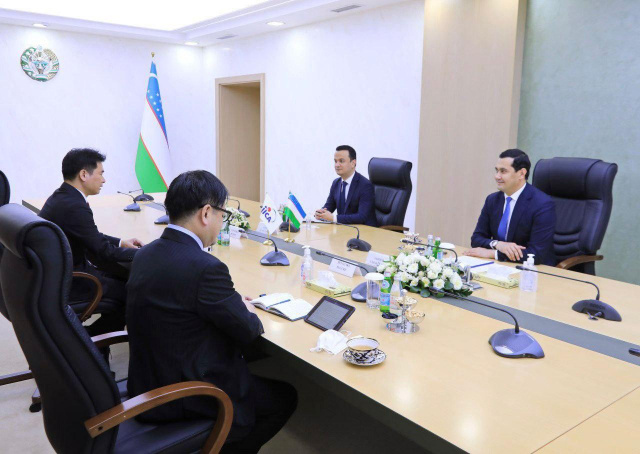 Sardor Umurzakov meets with the new head of JICA Office in Uzbekistan