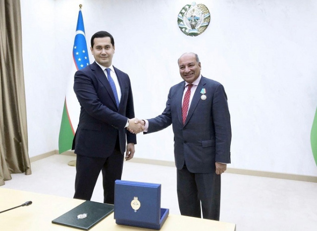 Uzbekistan Deputy Prime Minister presents the Dustlik Order to the former EBRD President